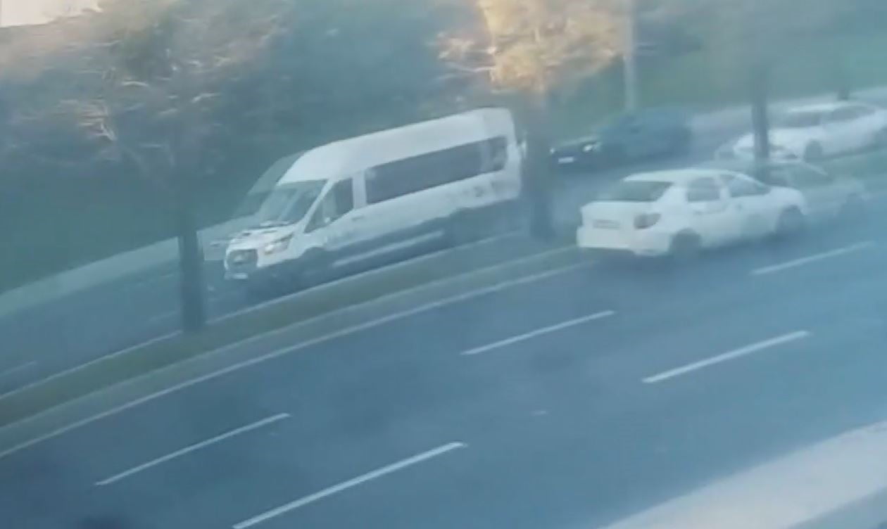 BAKIRKÖY'DE SEYİR HALİNDEKİ ARACA DÜZENLENEN SİLAHLI SALDIRI GERÇEKLEŞTİREN ŞÜPHELİ ŞAHISLAR...