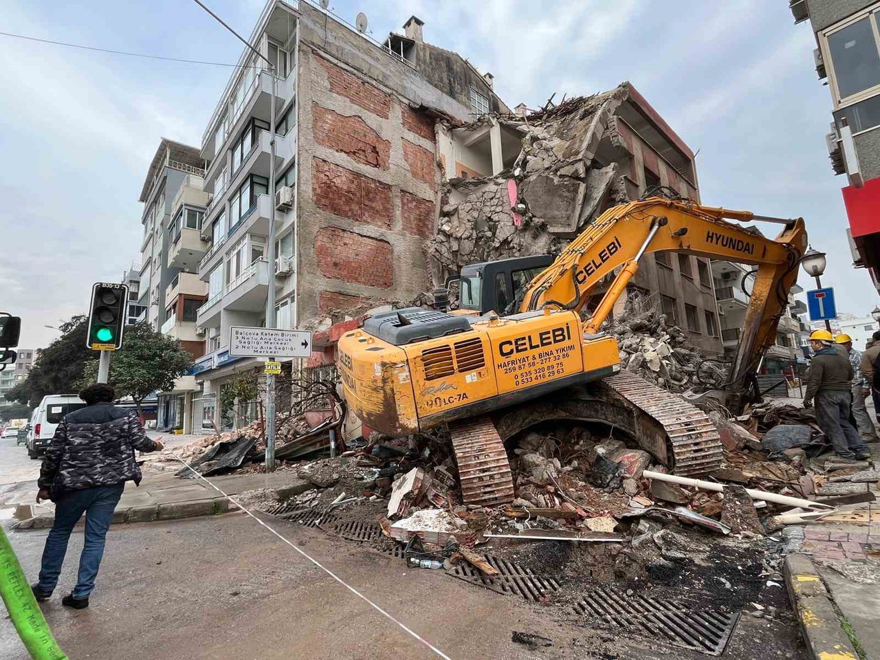 BALÇOVA İLÇESİNDE KENTSEL DÖNÜŞÜM KAPSAMINDA YÜRÜTÜLEN BİNA YIKIMI SIRASINDA BİTİŞİKTE BULUNAN BİR...