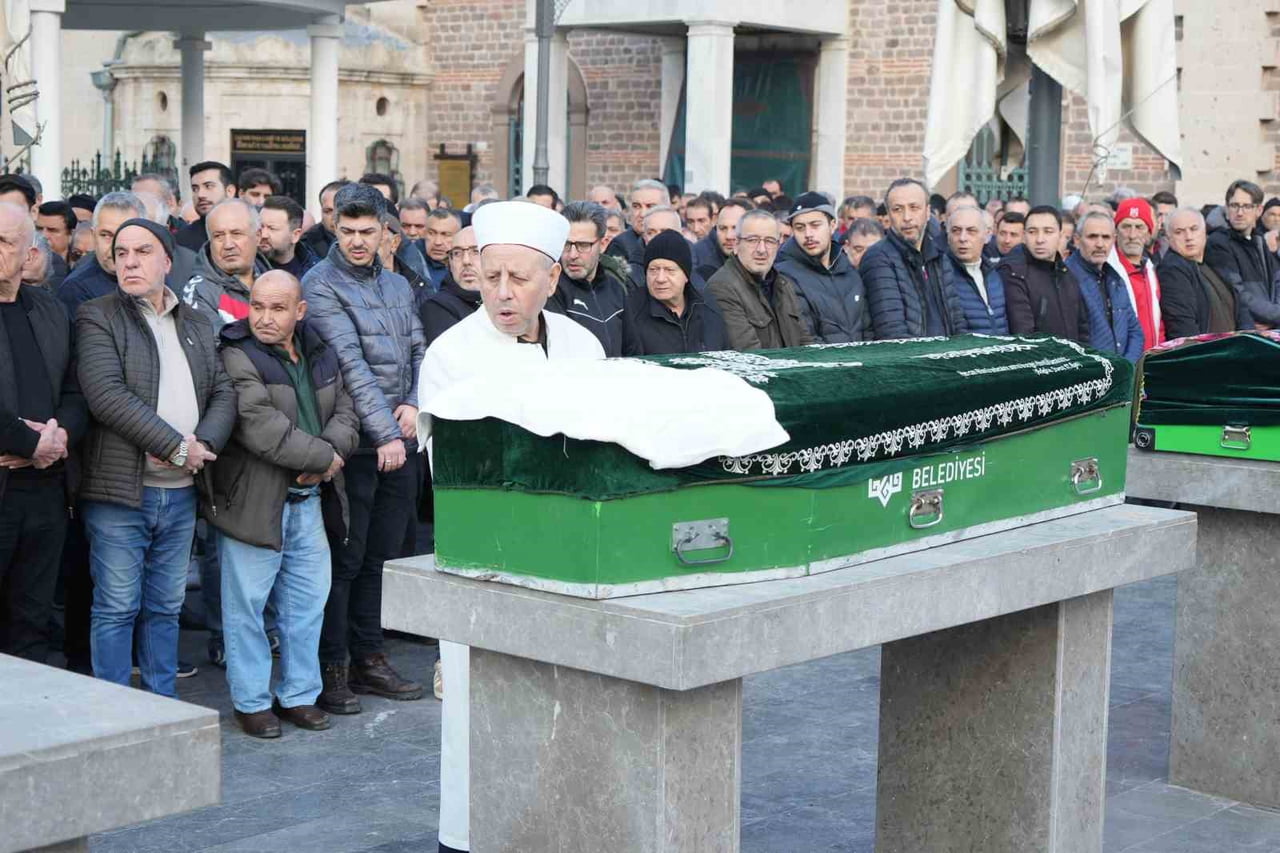 BALIKESİR'DE EŞİNE AZ RASTLANAN KARIŞIKLIK, SKANDALI DA BERABERİNDE GETİRDİ. BALIKESİR ATATÜRK...