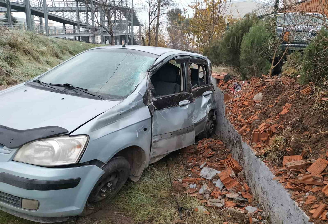 BALIKESİR'DE OTOMOBİL ŞARAMPOLE UÇTU; 1 YARALI