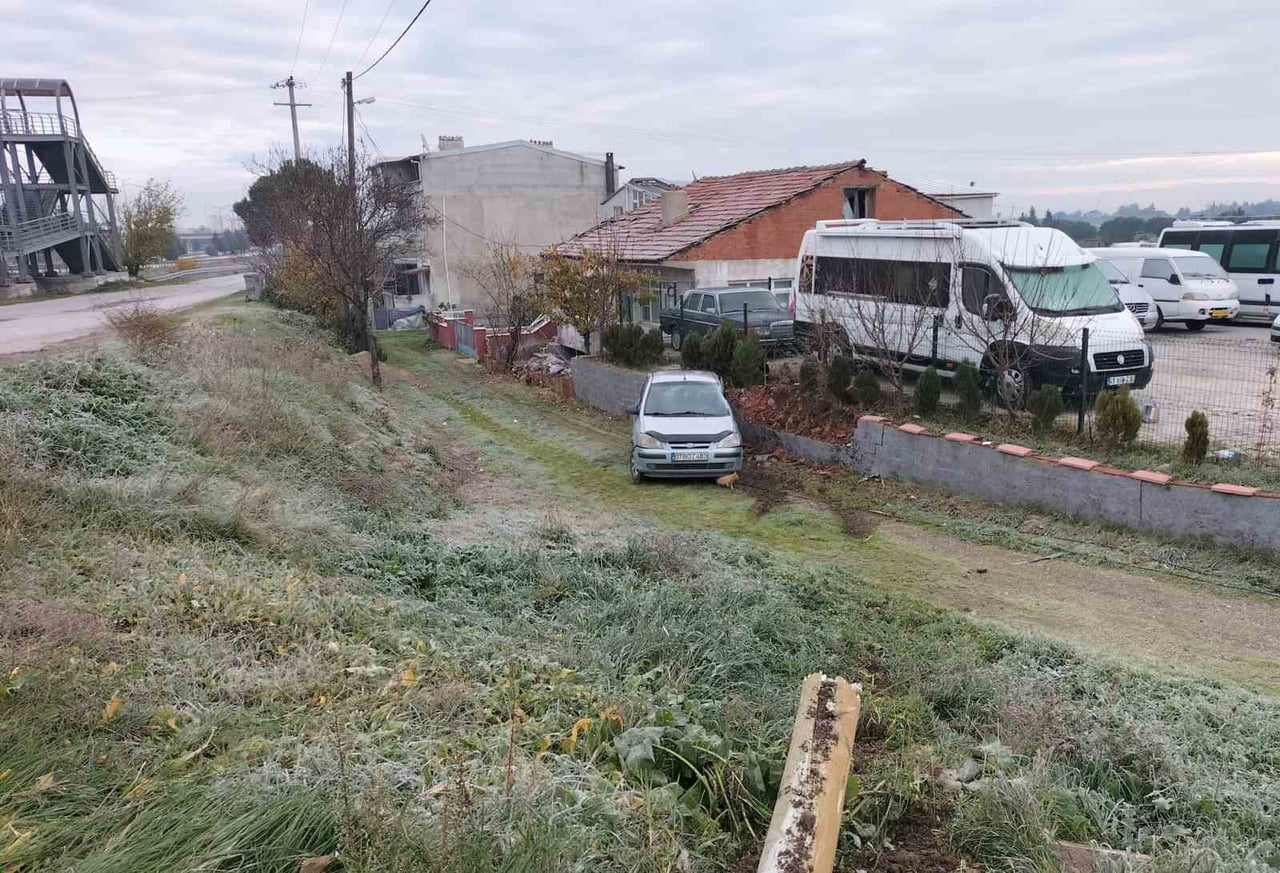 BALIKESİR'DE OTOMOBİL ŞARAMPOLE UÇTU; 1 YARALI