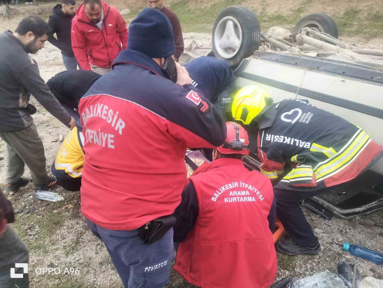 BALIKESİR'İN HAVRAN İLÇESİNDE, EDREMİT YENİCE KARAYOLUNDA KONTROLDEN ÇIKAN BİR OTOMOBİLİN...