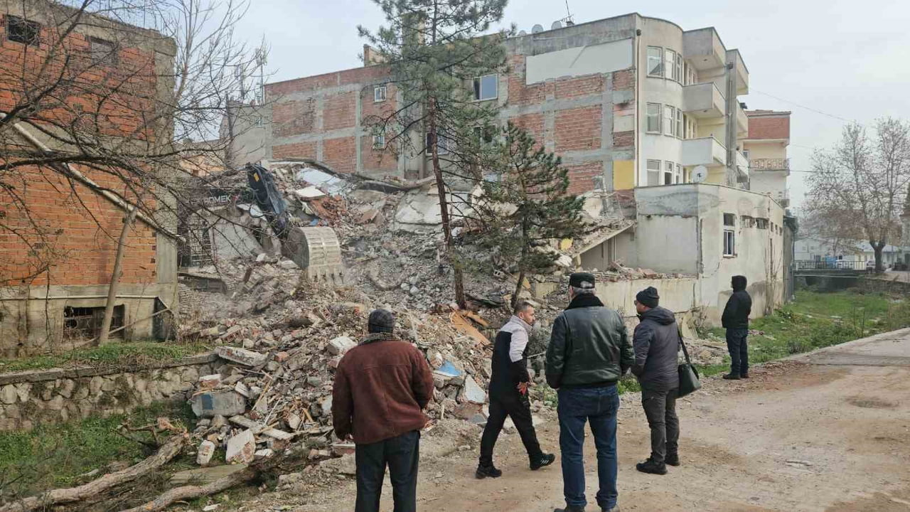 BALIKESİR'İN SINDIRGI İLÇESİNDE YAŞANAN DEPREMLERİN ARDINDAN AĞIR HASAR GÖREN BİNALARA YÖNELİK...