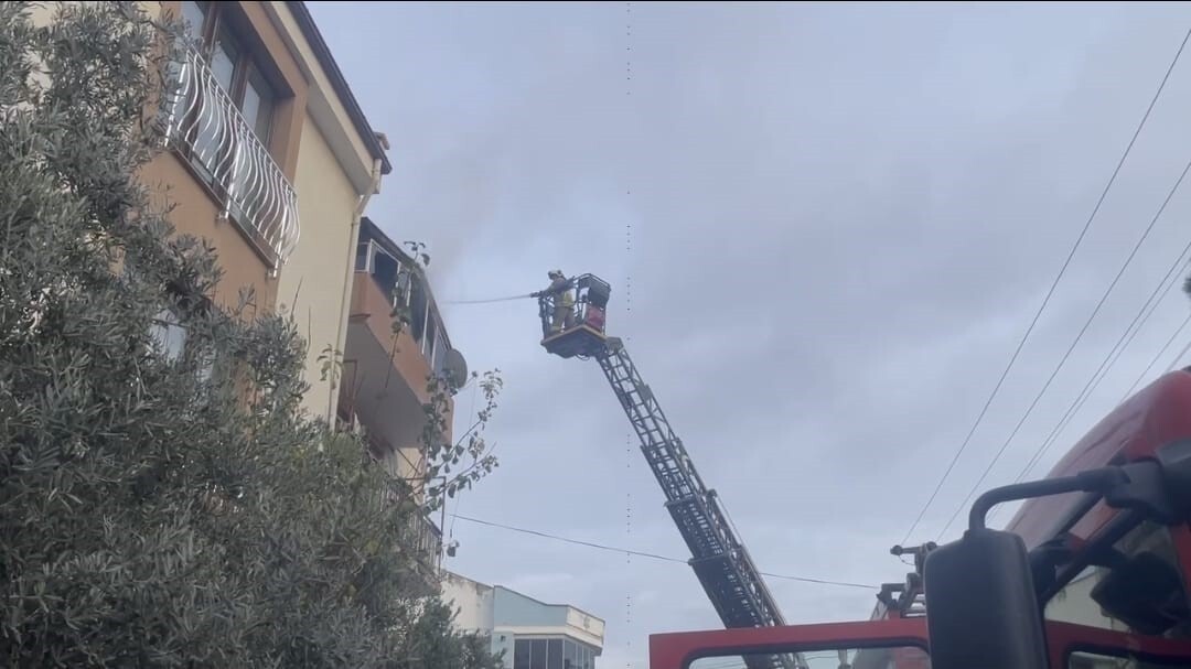 BALIKESİR’DE BİR BİNANIN ÇATISINDA ÇIKAN YANGIN, İTFAİYE EKİPLERİNİN HIZLI MÜDAHALESİYLE...