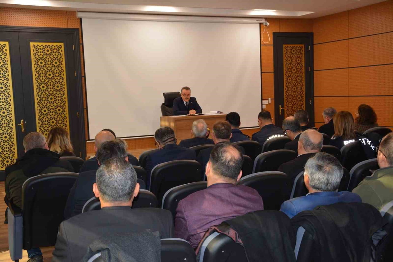 BALIKESİR’İN EDREMİT İLÇESİNDE KAYMAKAM AHMET ODABAŞ BAŞKANLIĞINDA "İLÇE İDARE ŞUBE BAŞKANLARI...