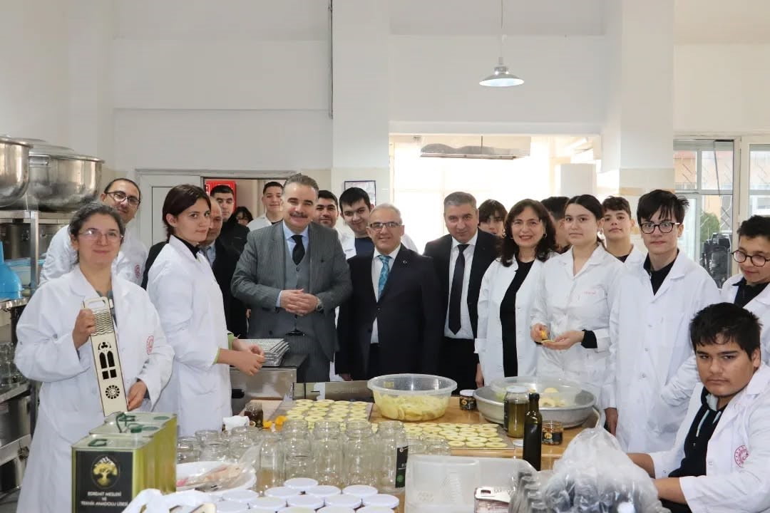 BALIKESİR’İN EDREMİT İLÇESİNDE KAYMAKAM AHMET ODABAŞ VE İLÇE MİLLÎ EĞİTİM MÜDÜRÜ RAMAZAN ESMEN...