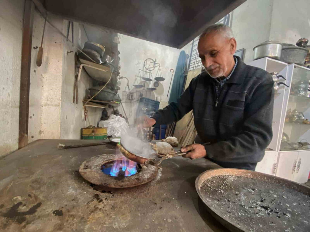 BALIKESİR’İN EDREMİT İLÇESİNDE YAŞAYAN SUZAN KAPLAN, TÜRKİYE’NİN SAYILI KADIN KALAYCILARDAN BİRİ...