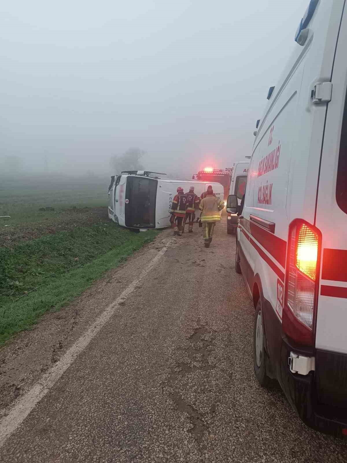 BANDIRMA İLÇESİNDE ÖĞRENCİ SERVİS ARACI İÇİNDE BULUNAN 8 ÖĞRENCİYLE BİRLİKTE KAZA...