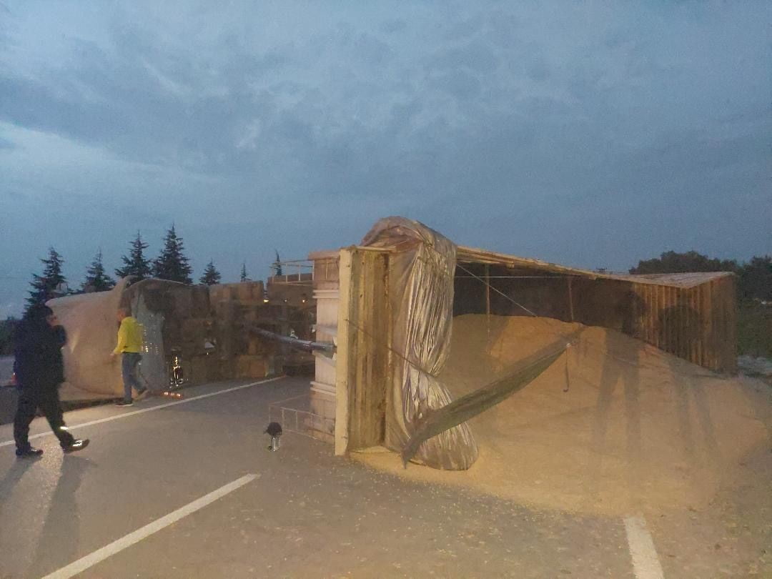 BANDIRMA-SUSURLUK KARAYOLUNDA TIR DEVRİLDİ: YOL BİR SÜRE TRAFİĞE KAPANDI