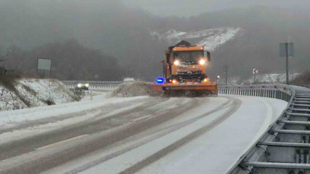 BARTIN'DA 2 GÜNDÜR DEVAM EDEN KAR YAĞIŞI ETKİSİNİ SÜRDÜRÜYOR. YÜRÜTÜLEN KARLA MÜCADELE VE...