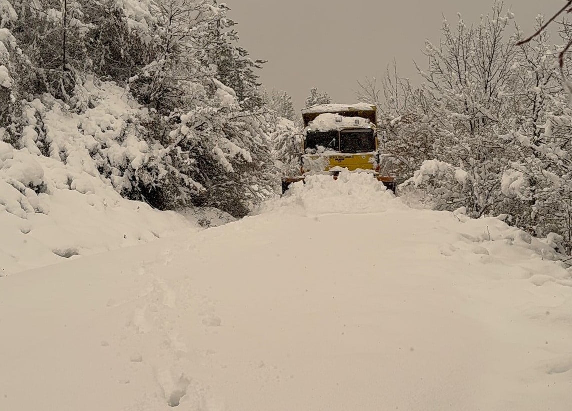 BARTIN'DA 3 GÜNDÜR DEVAM EDEN KAR YAĞIŞI NEDENİYLE 30 KÖY YOLU ULAŞIMA KAPANDI.