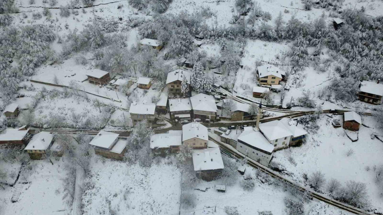 BARTIN'DA ANİDEN BASTIRAN KAR VE DOLU, HAYATI OLUMSUZ ETKİLEDİ. KAR KALINLIĞI 1 METREYİ AŞARKEN...