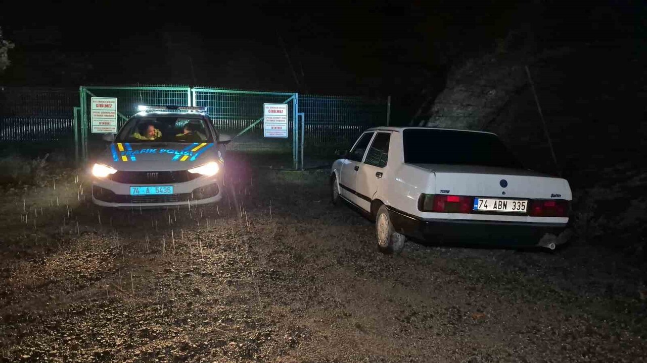 BARTIN'DA DUR İHTARINA UYMAYAN SÜRÜCÜ İLE POLİS EKİPLERİ ARASINDA KOVALAMACA YAŞANDI. YAKLAŞIK 30...