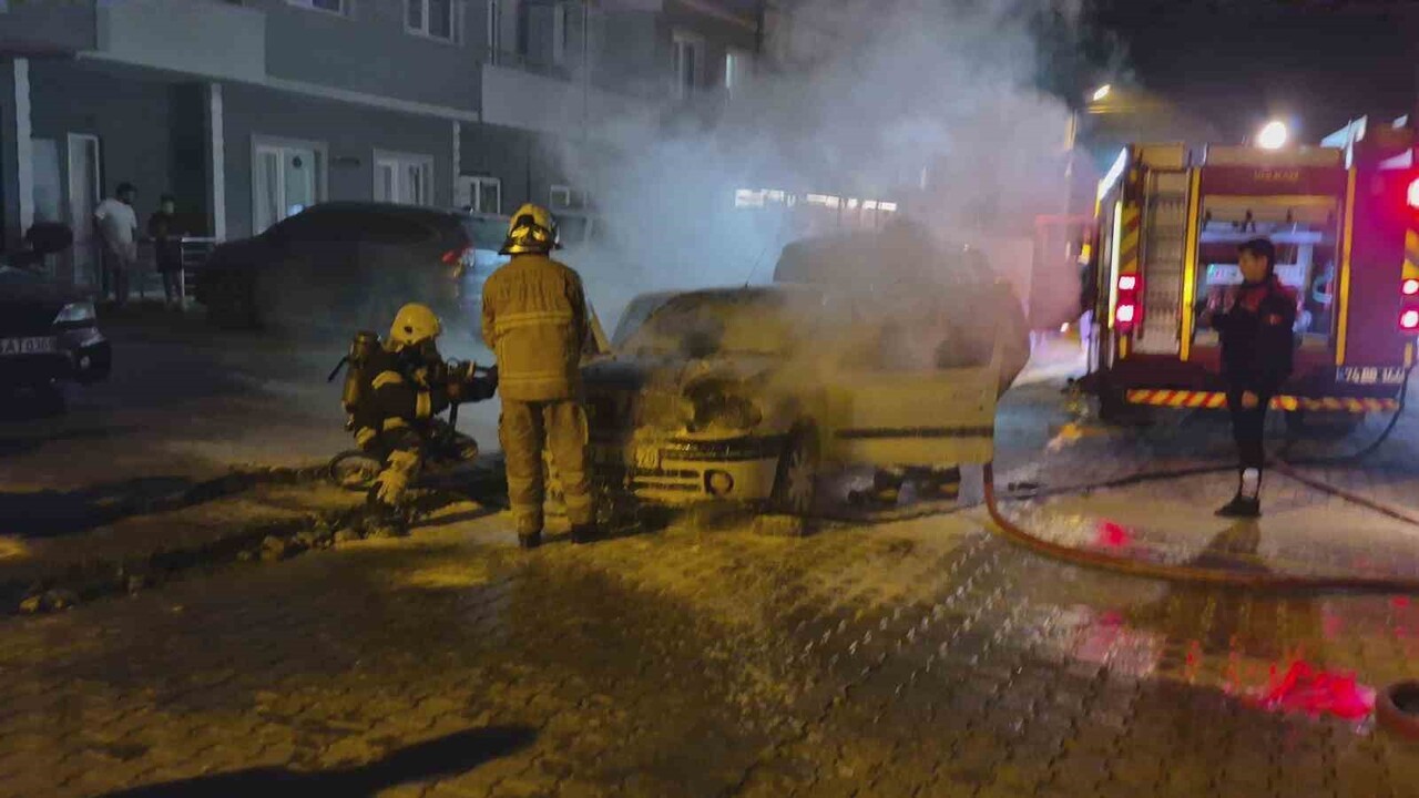 BARTIN'DA PARK HALİNDEKİ BİR ARAÇTA ÇIKAN YANGINDA MAHALLEYİ AYAĞA KALDIRDI. SÜRÜCÜ SON ANDA...
