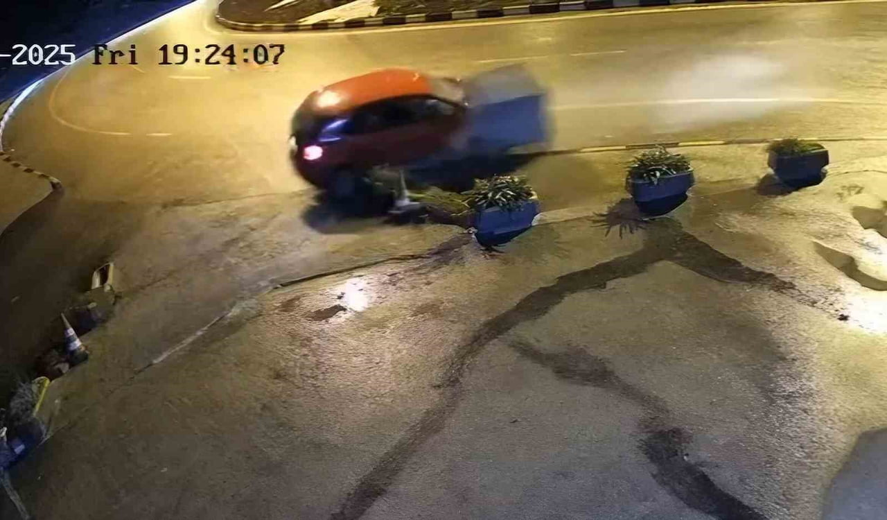 BARTIN'DA POLİSTEN KAÇARKEN KAVŞAKTA TAKLA ATAN ARACIN KAZA YAPTIĞI ANLARDAKİ GÖRÜNTÜLERİ ORTAYA...