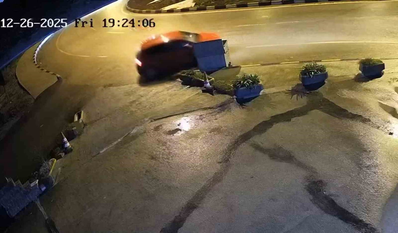 BARTIN'DA POLİSTEN KAÇARKEN KAVŞAKTA TAKLA ATAN ARACIN KAZA YAPTIĞI ANLARDAKİ GÖRÜNTÜLERİ ORTAYA...