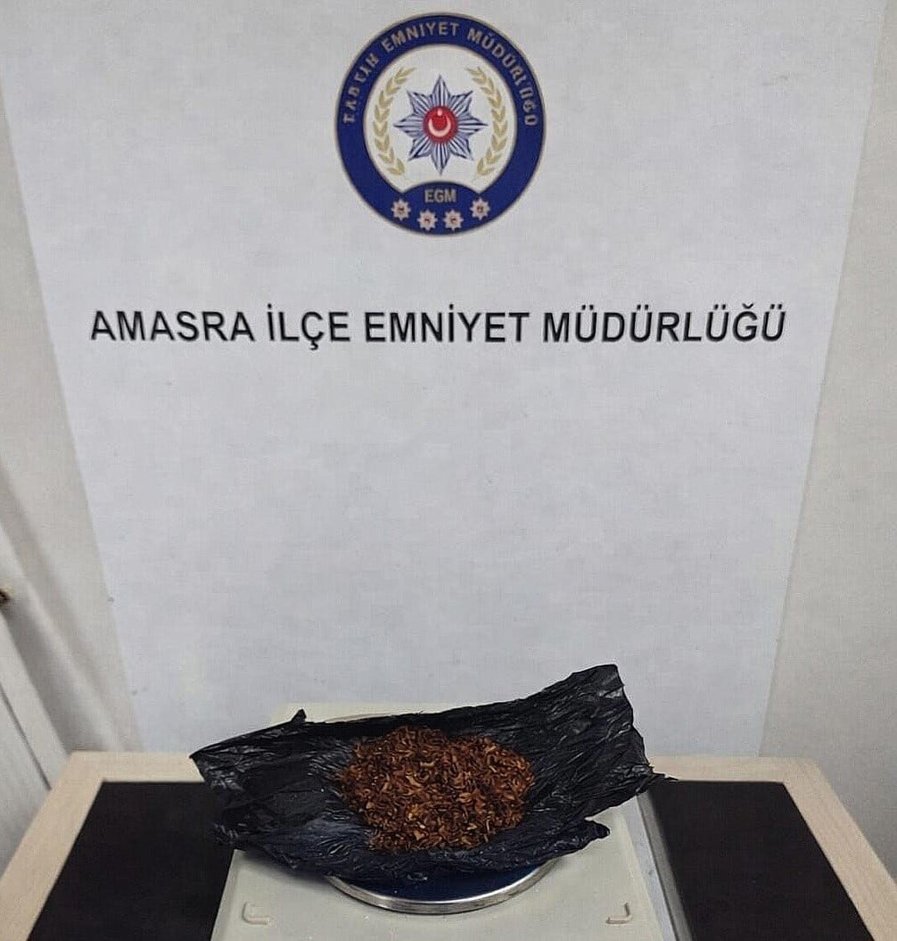 BARTIN'IN AMASRA İLÇESİNDE POLİSİN DÜZENLİDİĞİ UYUŞTURUCU OPERASYONUNDA 8.57 GRAM BONZAİ...