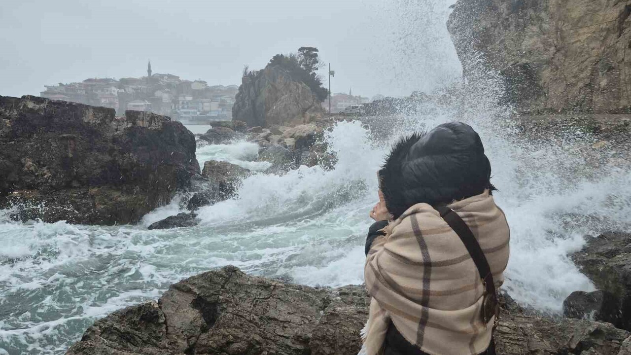 BARTIN'IN AMASRA İLÇESİNDE ŞİDDETLİ RÜZGAR NEDENİYLE KAYALARA ÇARPAN DALGALARIN BOYU 3 METREYİ...