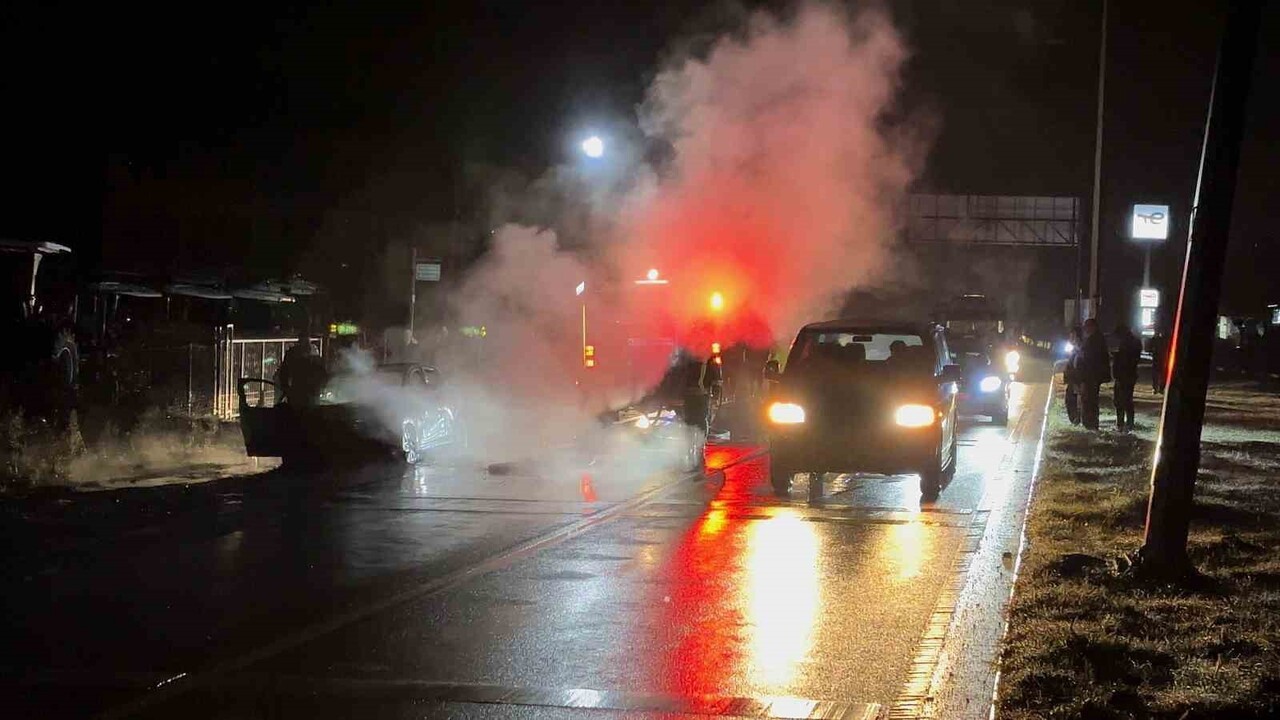 BARTIN ŞEHİRLERARASI OTOBÜS TERMİNALİ ÖNÜNDE GECE YARISI MEYDANA GELEN OLAYDA PARK HALİNDE BULUNAN...
