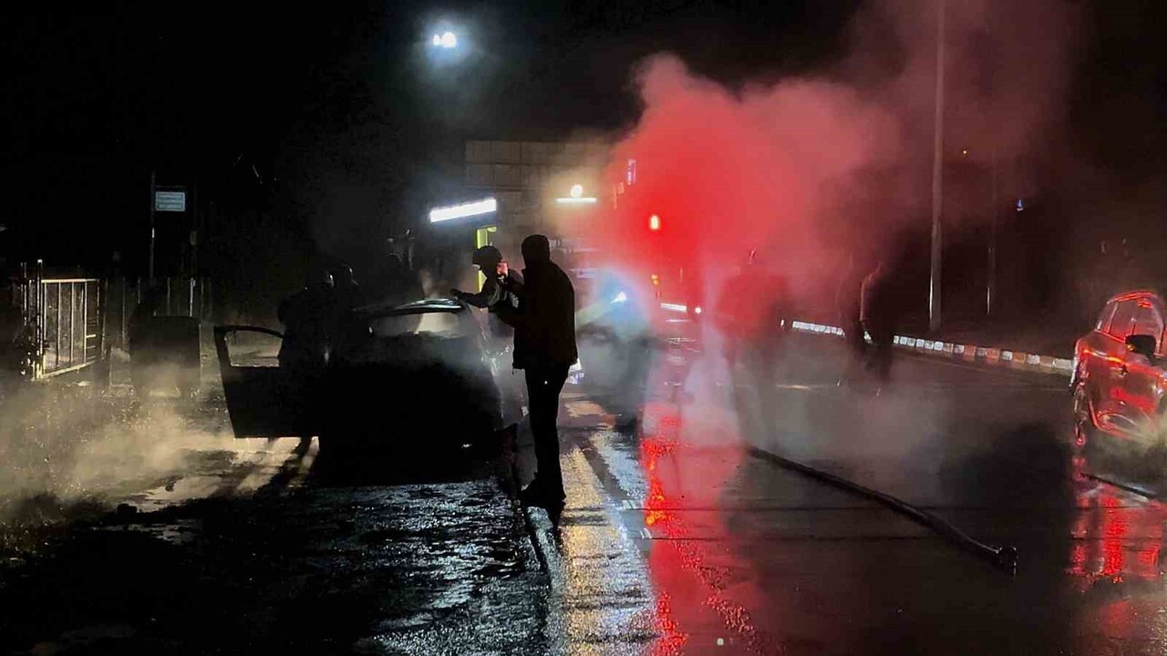BARTIN ŞEHİRLERARASI OTOBÜS TERMİNALİ ÖNÜNDE GECE YARISI MEYDANA GELEN OLAYDA PARK HALİNDE BULUNAN...
