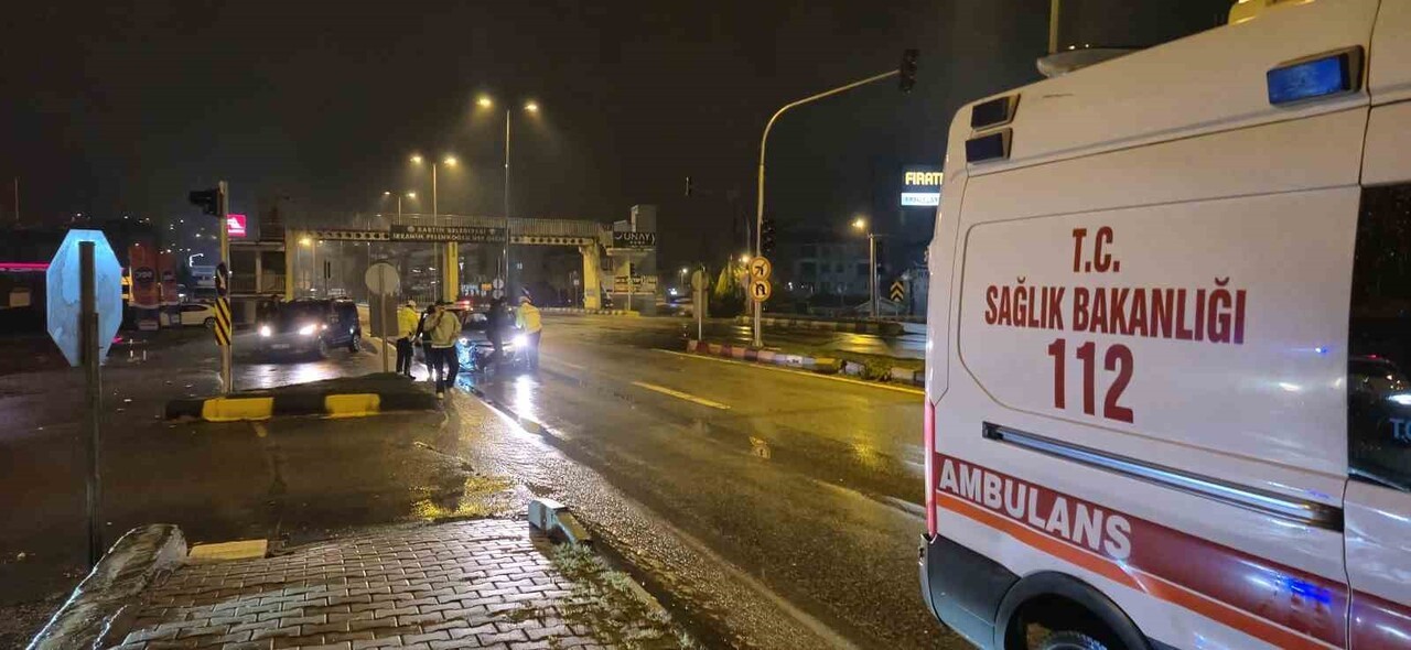 BARTIN- ZONGULDAK KARAYOLU ÇAVUŞ CADDESİNDE MEYDANA GELEN KAZADA İSE 2 OTOMOBİL ÇARPIŞTI.