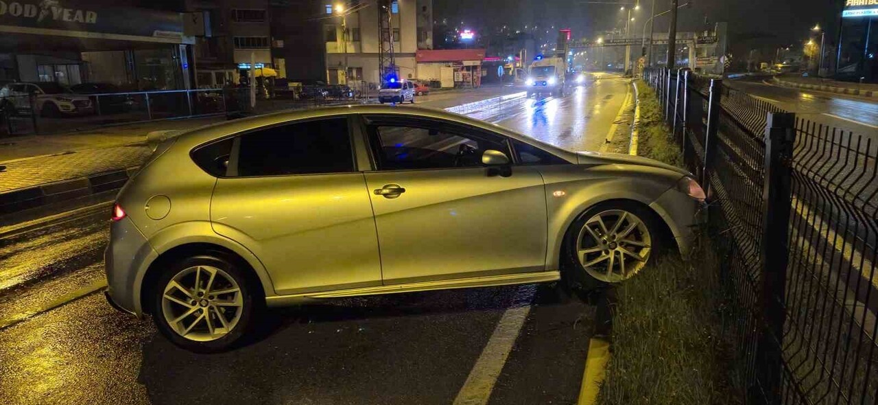 BARTIN- ZONGULDAK KARAYOLU ÇAVUŞ CADDESİNDE MEYDANA GELEN KAZADA İSE 2 OTOMOBİL ÇARPIŞTI.