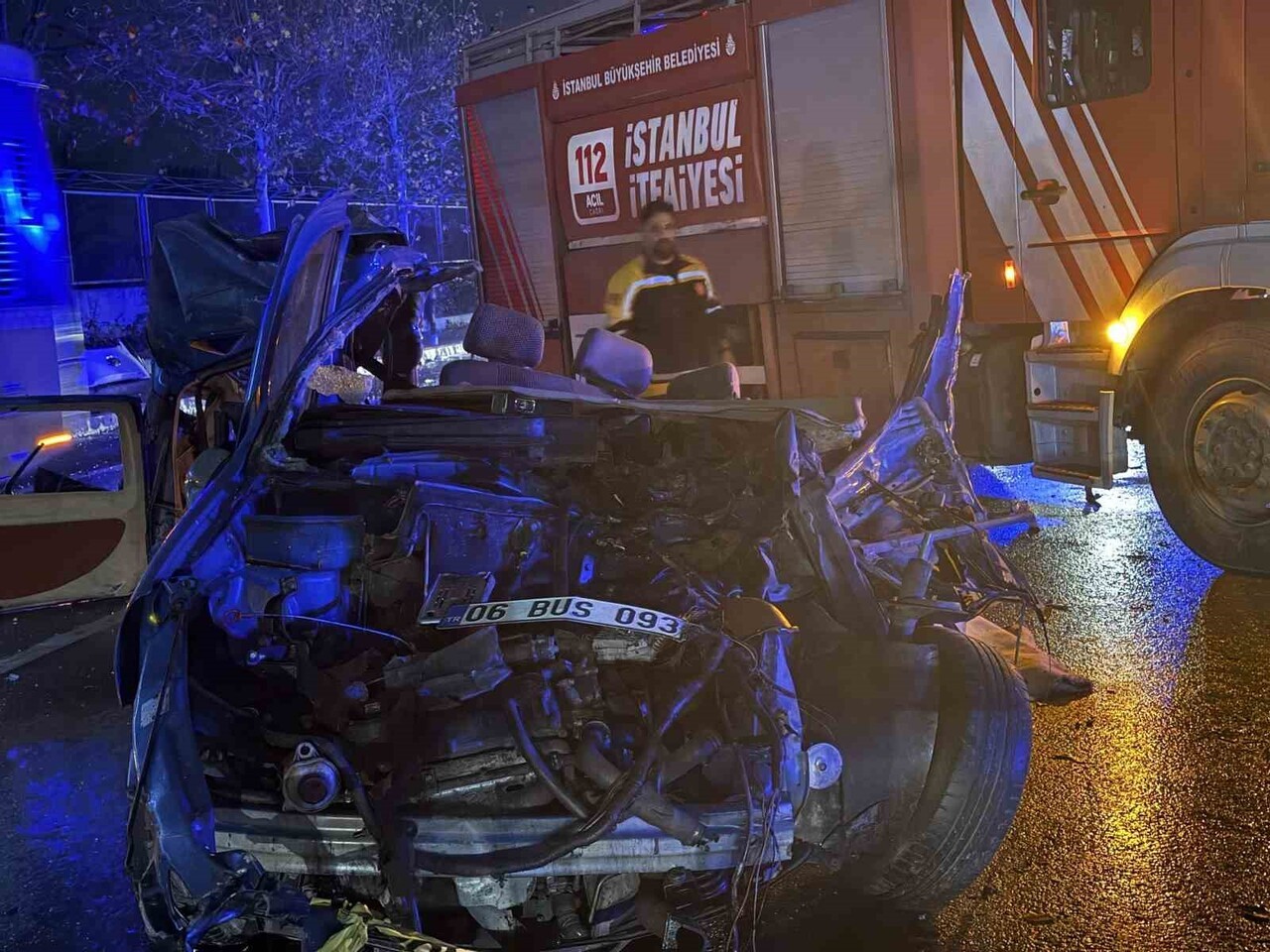 BAŞAKŞEHİR'DE, SEYİR HALİNDEKİ BETON MİKSERİ KONTROLDEN ÇIKARAK AYNI YÖNE VE KARŞI ŞERİTTEN GİDEN...