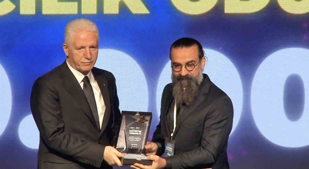 BAŞAKŞEHİR LİVİNG LAB İNOVASYON YARIŞMASI’NDA DERECEYE GİREN PROJELERİN SAHİPLERİ ÖDÜLLERİN...