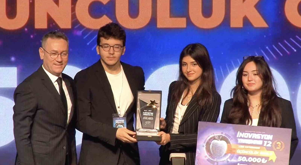 BAŞAKŞEHİR LİVİNG LAB İNOVASYON YARIŞMASI’NDA DERECEYE GİREN PROJELERİN SAHİPLERİ ÖDÜLLERİN...