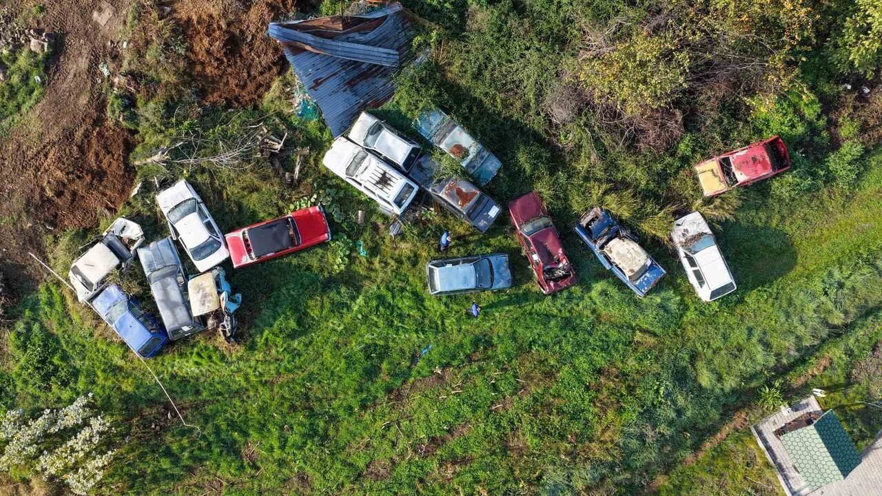 BAŞİSKELE'DE ÇEVRE VE GÖRÜNTÜ KİRLİLİĞİ OLUŞTURAN HURDA ARAÇLARIN KALDIRILMASI İÇİN ÇALIŞMA...