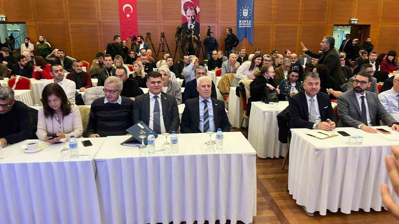 BAŞKAN MUSTAFA BOZBEY, 2025 YILININ DEĞERLENDİRME TOPLANTISININ SONUNDA BASIN MENSUPLARININ...