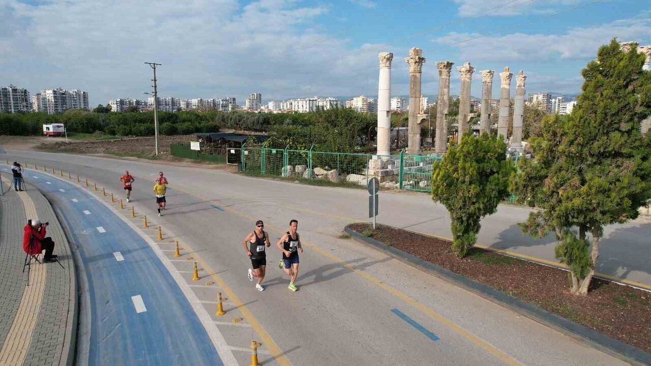 BAŞKAN SEÇER, MARATON ALANINDA KATILDIĞI PROGRAMDA, BU YIL 42 KİLOMETRE, 10 KİLOMETRE VE HALK...
