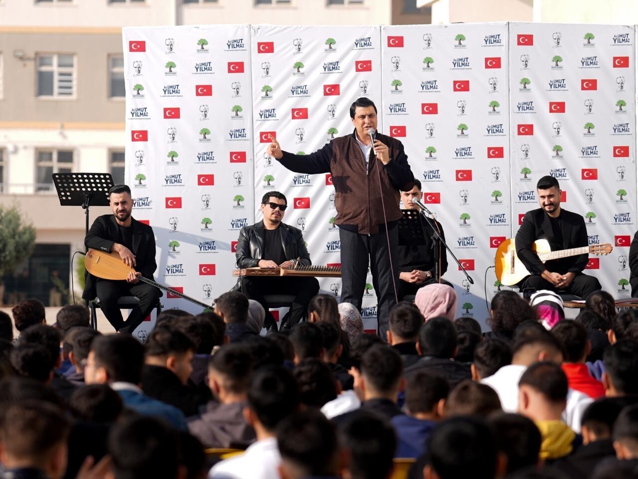 BAŞKAN YILMAZ GENÇLERLE BİR ARADA