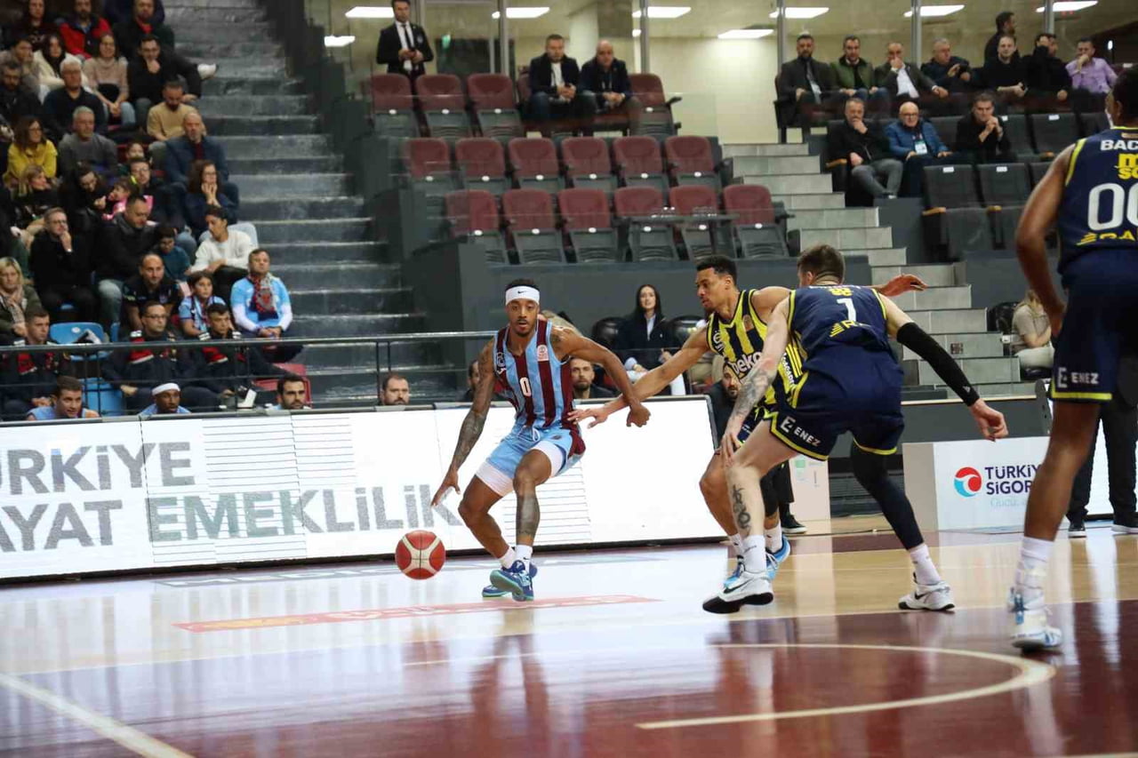 BASKETBOL SÜPER LİGİ'NİN 12. HAFTASINDA TRABZONSPOR EVİNDE KONUK ETTİĞİ FENERBAHÇE BEKO’YU 99-73...