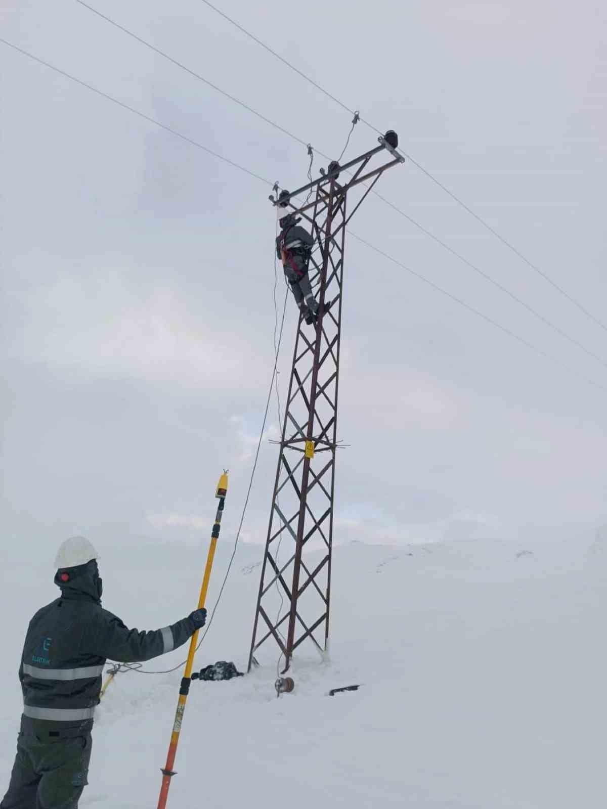 BAŞTA DİYARBAKIR OLMAK ÜZERE KAR YAĞIŞININ ETKİLİ OLDUĞU ŞANLIURFA, MARDİN, BATMAN, ŞIRNAK VE...