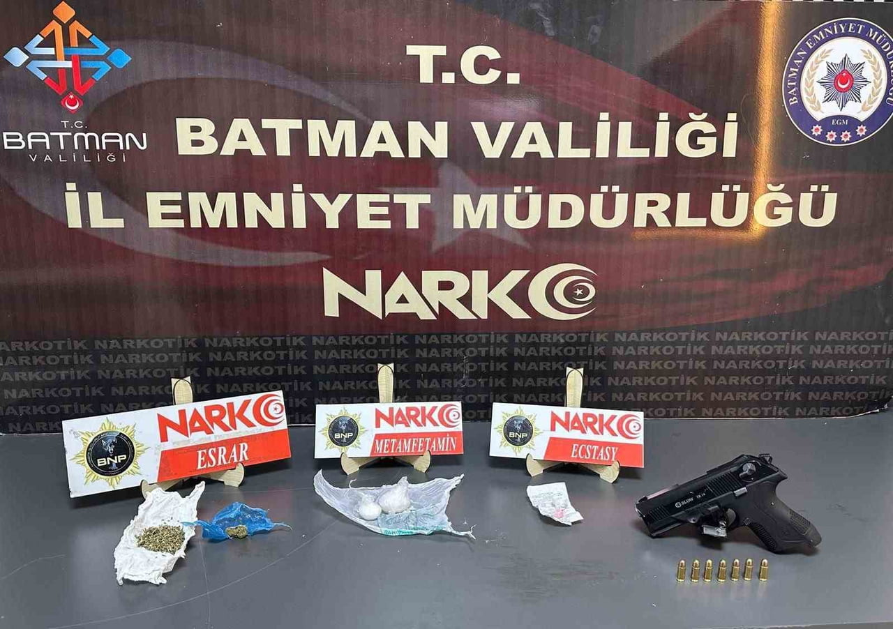 BATMAN'DA DURDURULAN BİR ARAÇTA 20 GRAM METAMFETAMİN, 7 GRAM ESRAR VE 2 ADET SENTETİK HAP İLE...