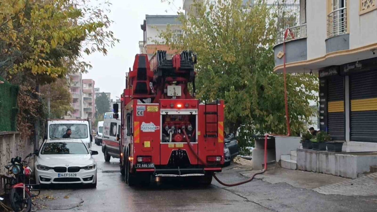 BATMAN'DA EVDE ÇIKAN YANGINDA BİR KADIN DUMANDAN ETKİLENDİ. YANGIN, İTFAİYENİN MÜDAHALESİYLE...