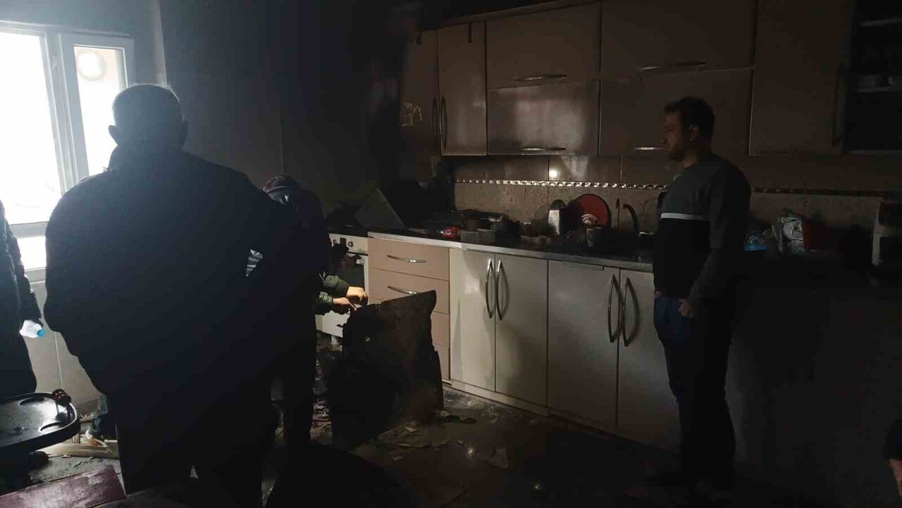 BATMAN'DA EVDE ÇIKAN YANGINDA BİR KADIN DUMANDAN ETKİLENDİ. YANGIN, İTFAİYENİN MÜDAHALESİYLE...