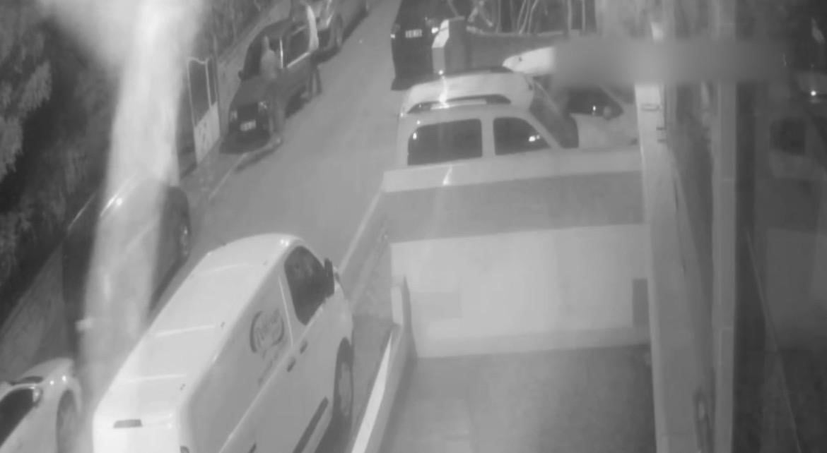 BATMAN'DA GECE KARANLIĞINDAN FAYDALANARAK PARK HALİNDEKİ OTOMOBİLİ ÇALAN İKİ KİŞİ...