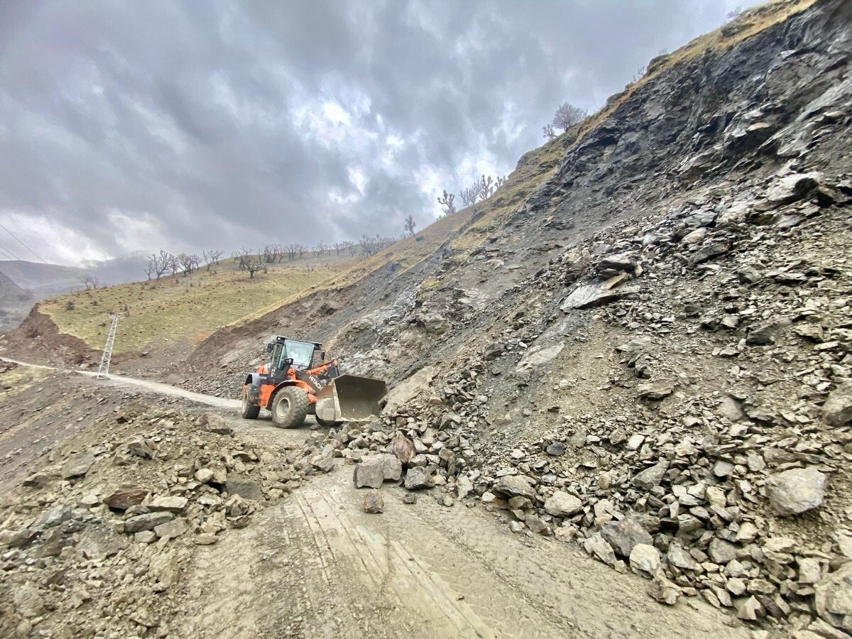 BATMAN'DA ŞİDDETLİ YAĞIŞLAR İLE BİRLİKTE BAZI KÖY VE MEZRA YOLLARI ULAŞIMA KAPANDI