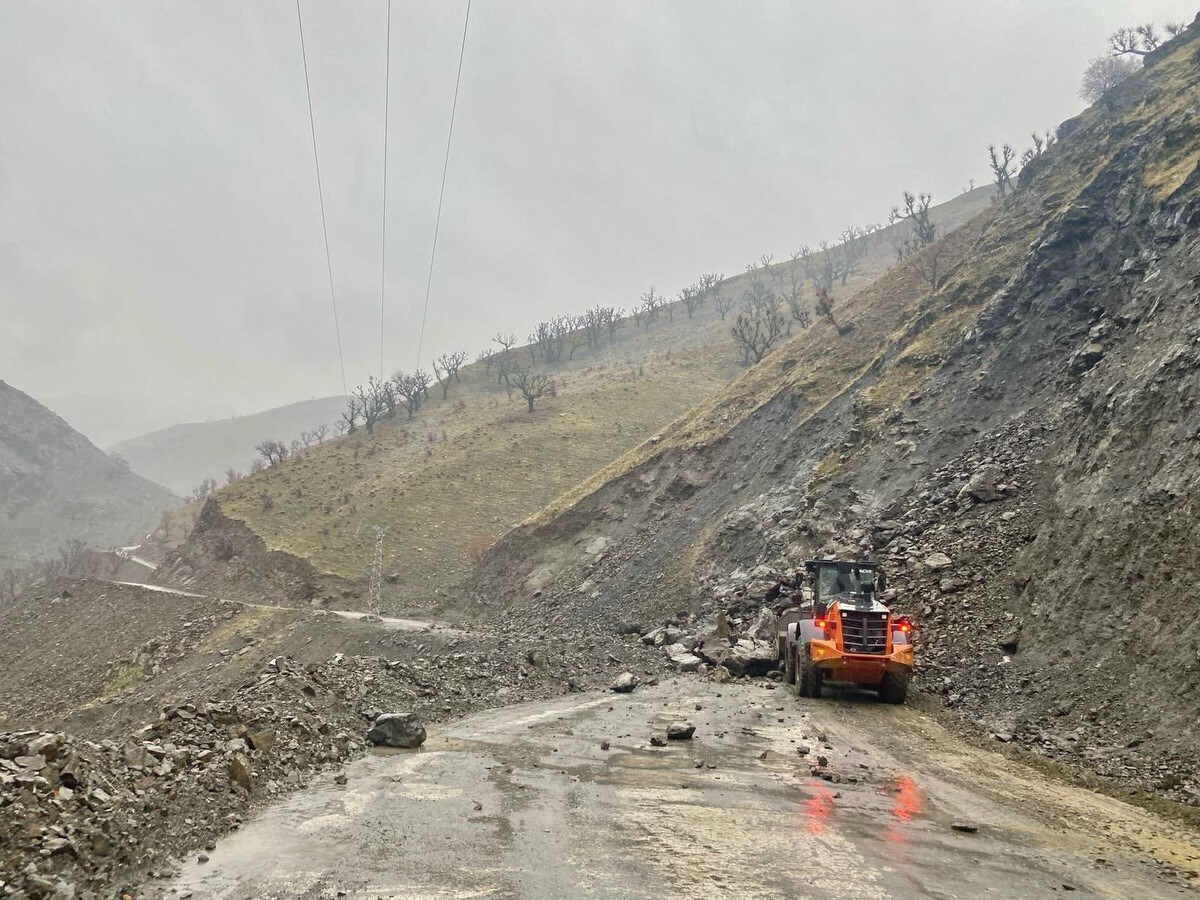 BATMAN'DA ŞİDDETLİ YAĞIŞLAR İLE BİRLİKTE BAZI KÖY VE MEZRA YOLLARI ULAŞIMA KAPANDI