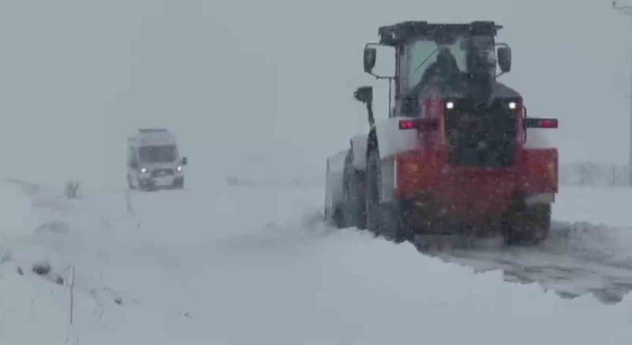 BATMAN'IN GERCÜŞ İLÇESİNDE KAR VE TİPİ NEDENİYLE YOLDA MAHSUR KALAN AMBULANS, İL ÖZEL İDARESİ...