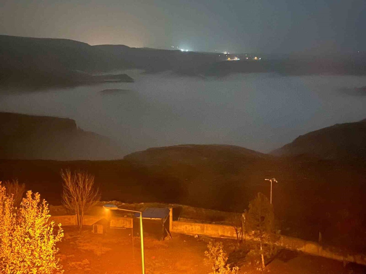 BATMAN’DA DİCLE NEHRİ’NİN BATIRAMAN HAVZASINDA GECE SAATLERİNDE ANİDEN ÇÖKEN YOĞUN SİS, BÖLGEYİ...