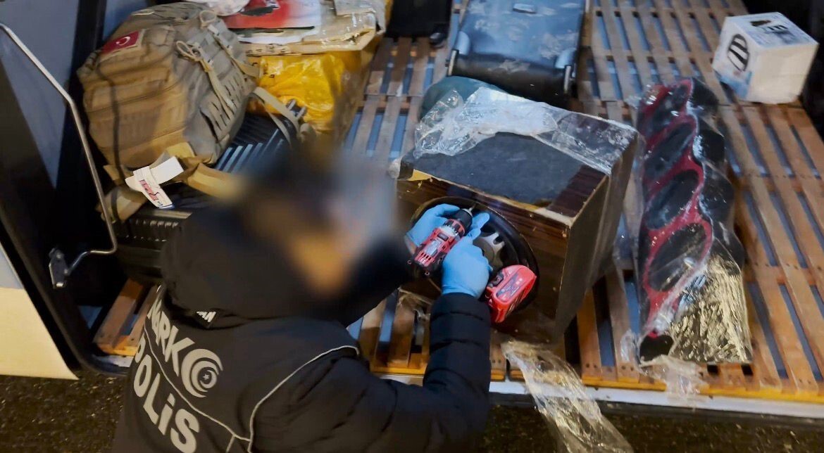 BATMAN’DA DURDURULAN OTOBÜSTE NARKOTİK KÖPEĞİ YARDIMI İLE YAPILAN ARAMADA, SES SİSTEMİNE...