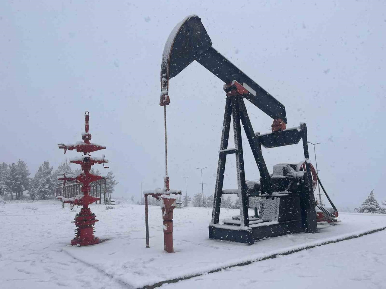 BATMAN’DA GÜN BOYU ETKİLİ OLAN VE ARALIKLARLA HÂLÂ DEVAM EDEN YOĞUN KAR YAĞIŞI, KENTİ BEYAZA...