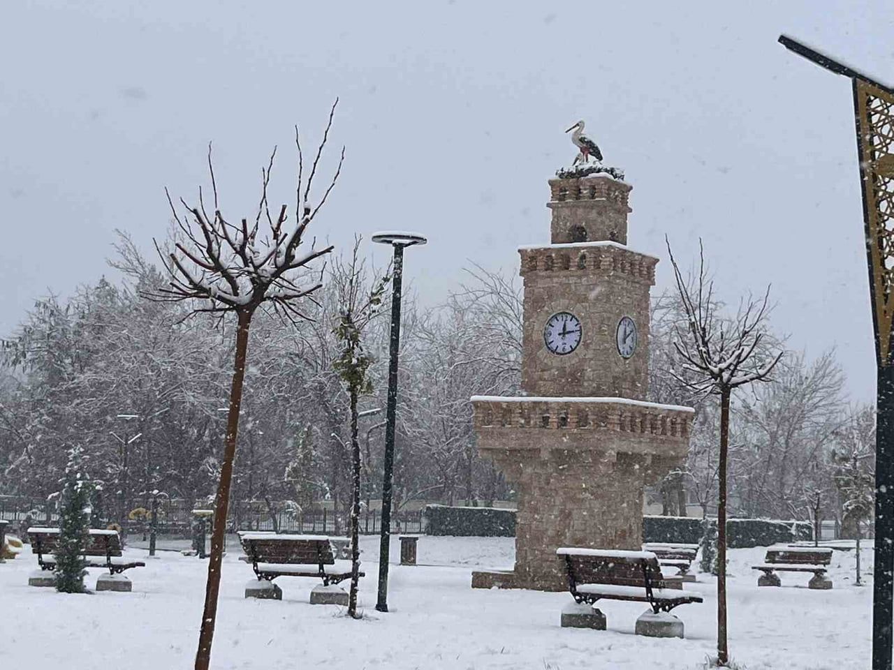 BATMAN’DA GÜN BOYU ETKİLİ OLAN VE ARALIKLARLA HÂLÂ DEVAM EDEN YOĞUN KAR YAĞIŞI, KENTİ BEYAZA...
