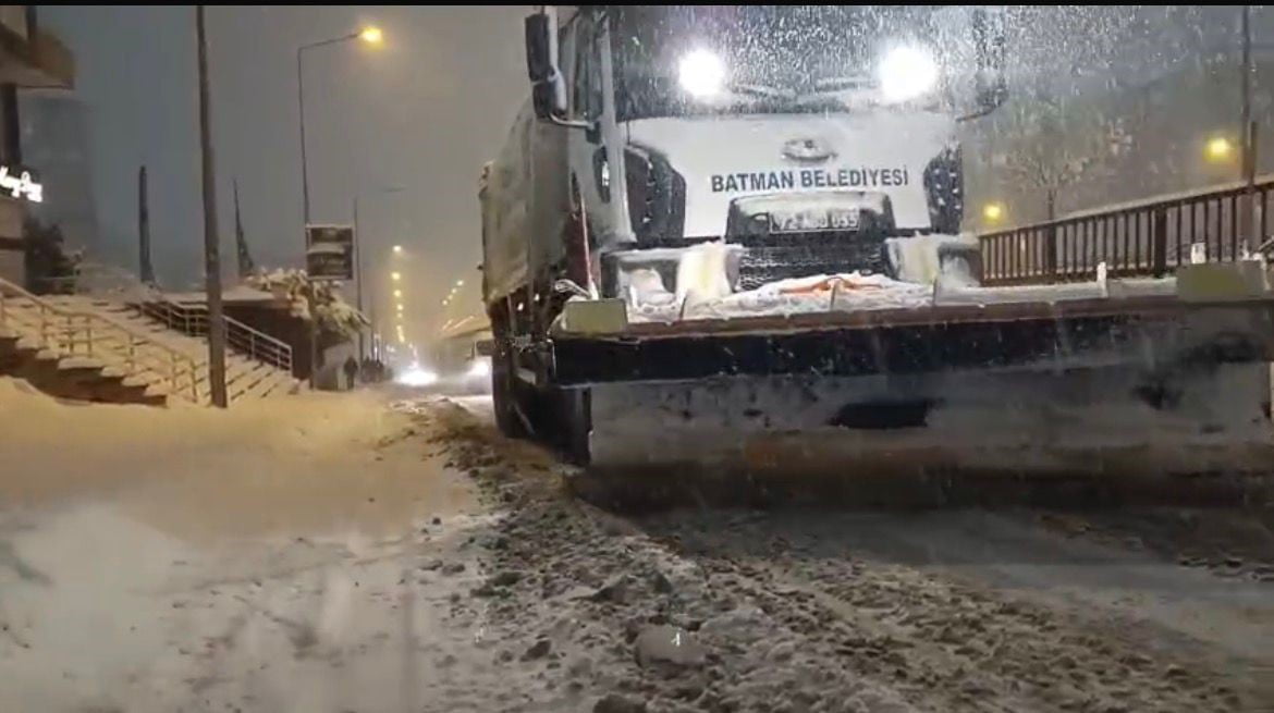 BATMAN’DA İKİ GÜNDÜR ARALIKSIZ ETKİLİ OLAN KAR YAĞIŞI, GÜNLÜK YAŞAMI OLUMSUZ ETKİLERKEN SÜRÜCÜLERE...