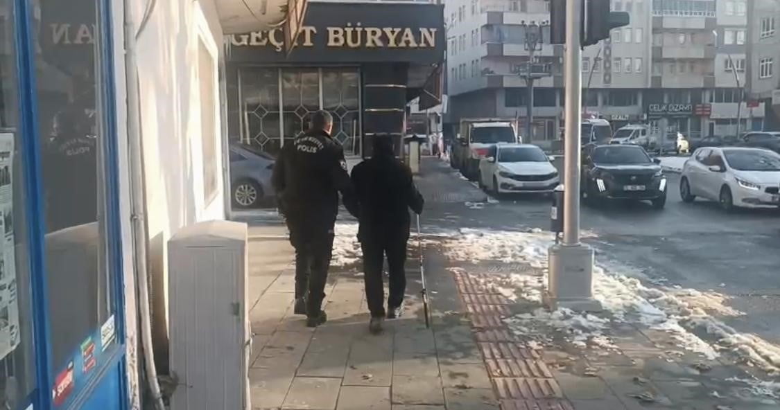 BATMAN’DA KAR YAĞIŞI NEDENİYLE KAYGANLAŞAN YOLDA YÜRÜMEKTE ZORLANAN GÖRME ENGELLİ YAŞLI VATANDAŞA...