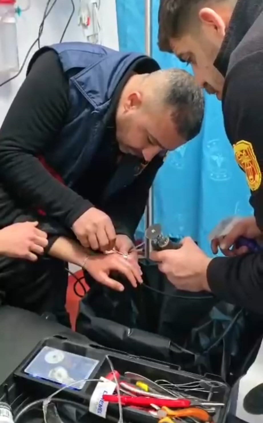 BATMAN’DA PARMAĞINA YÜZÜK SIKIŞAN GENCİN İMDADINA İTFAİYE YETİŞTİ