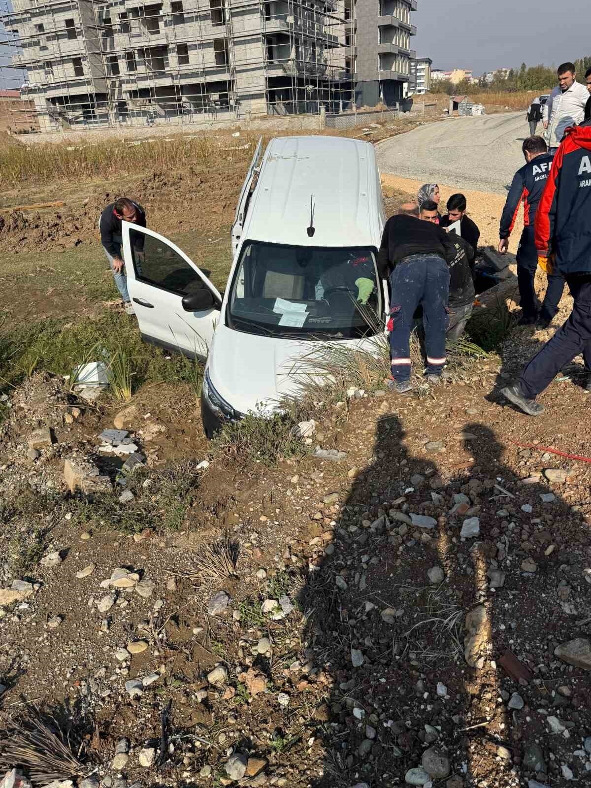 BATMAN’DA SÜRÜCÜSÜNÜN DİREKSİYON HAKİMİYETİNİ KAYBETTİĞİ OTOMOBİL SU KANALINA DÜŞTÜ. KAZADA...